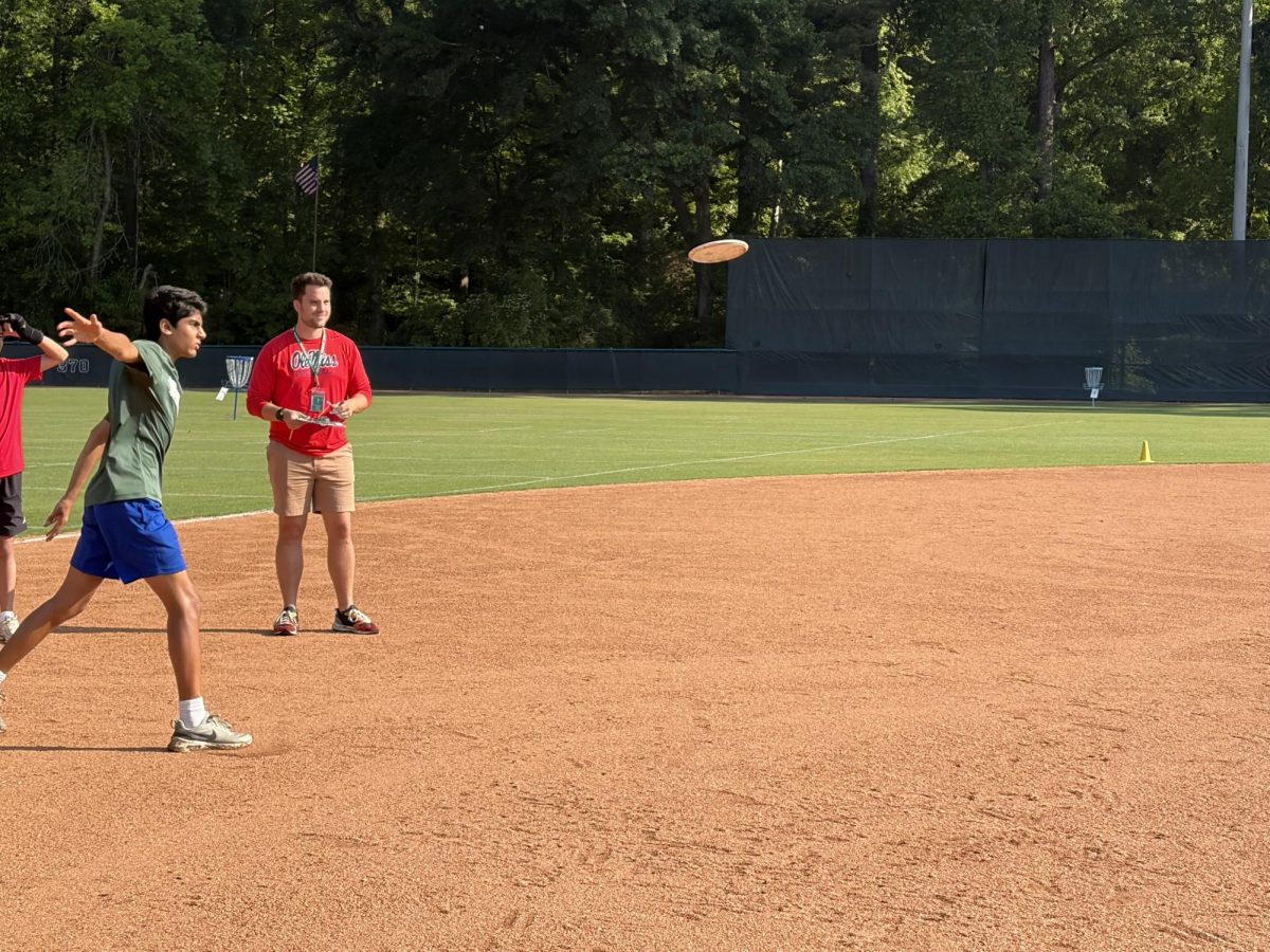 Dhruv Bivek throws the winning toss in the disc golf event.
